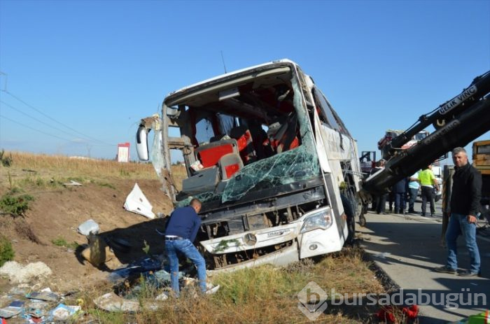 Kazadan görüntüler! Yolcu otobüsü devrildi...