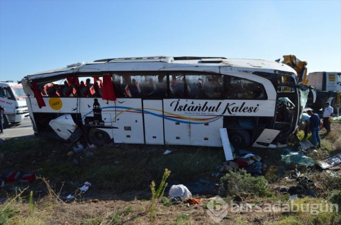 Kazadan görüntüler! Yolcu otobüsü devrildi...