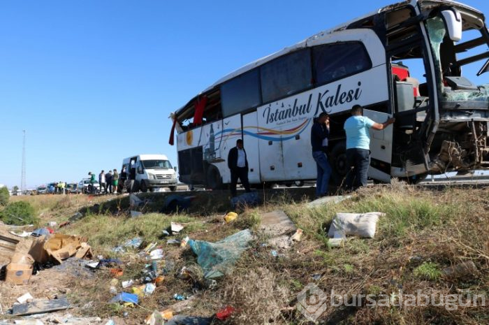Kazadan görüntüler! Yolcu otobüsü devrildi...