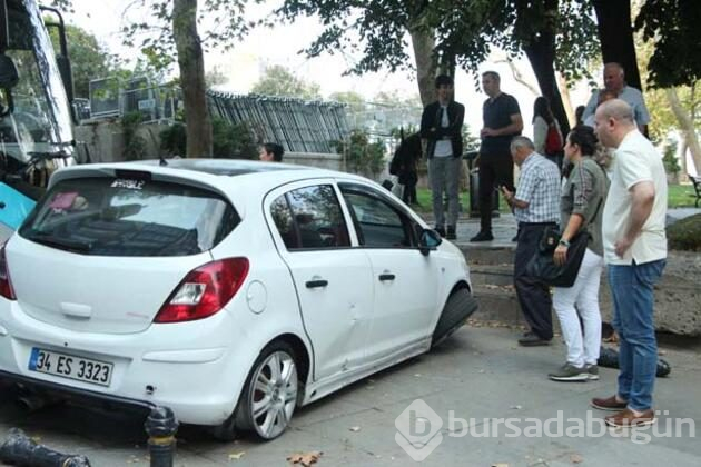 Kontrolden çıkan otobüs 2 araca çarparak durabildi