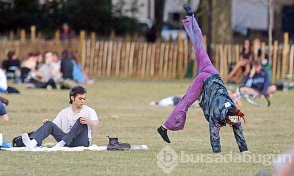 Parkta çığlık çığlığa romantik anlar