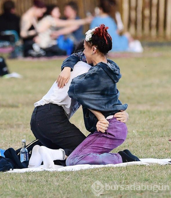 Parkta çığlık çığlığa romantik anlar