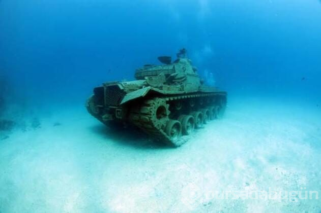  Akdeniz'in derinliklerine batırılan 45 tonluk eski tank ilgi odağı oldu
