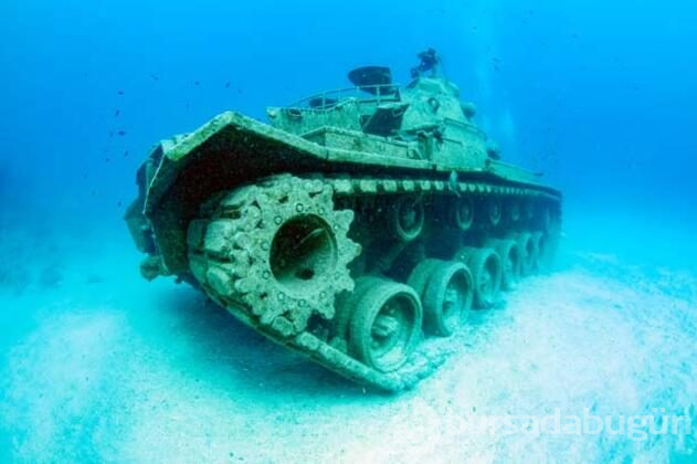  Akdeniz'in derinliklerine batırılan 45 tonluk eski tank ilgi odağı oldu