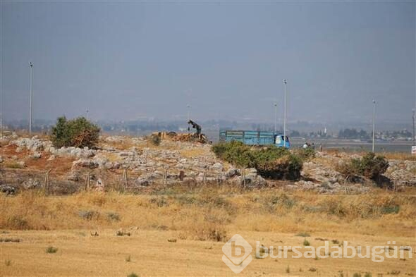 Reyhanlı'da göçmenleri taşıyan kamyonet devrildi