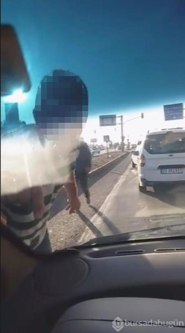 Trafikte yaşadıklarını görüntüledi! Şikayet edildi...