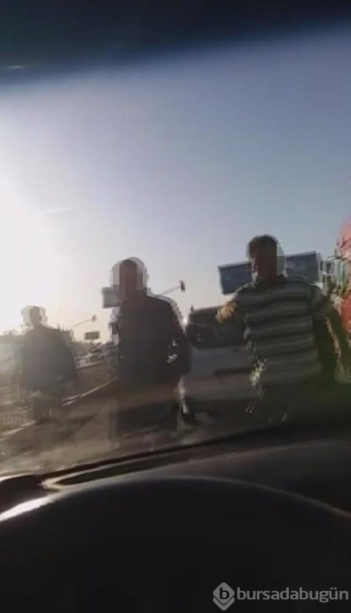 Trafikte yaşadıklarını görüntüledi! Şikayet edildi...