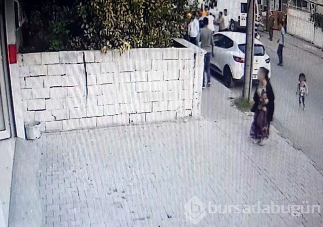 Hamile eşini kucağında çocuğu varken sokak ortasında dövdü