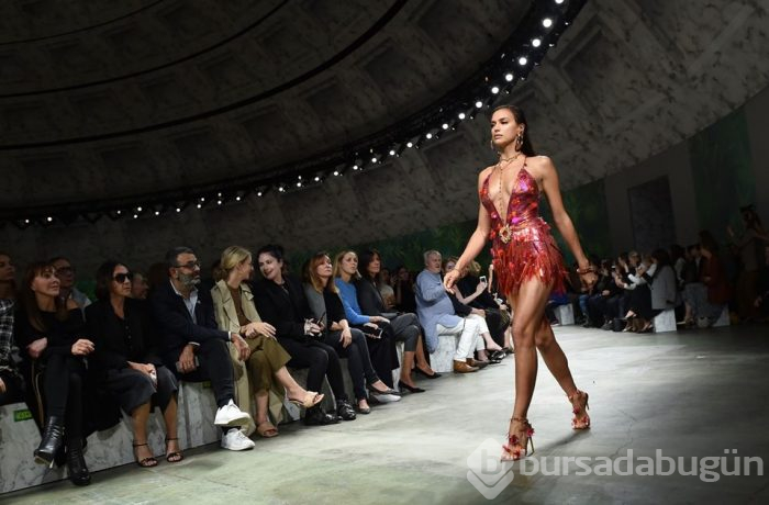 Irina Shayk podyumun yıldızı oldu