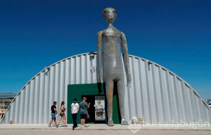 Esrarengiz üsse UFO'cu akını