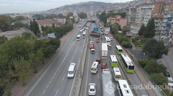 Makaslayan TIR yolu kapattı...