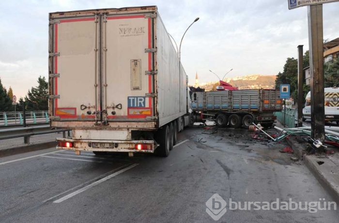 Makaslayan TIR yolu kapattı...