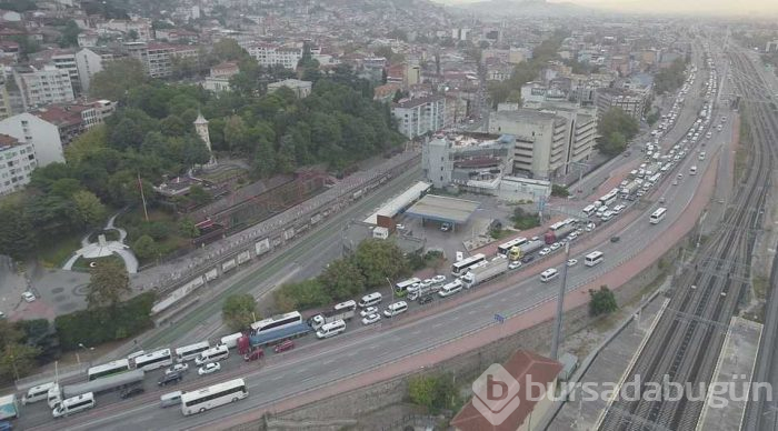 Makaslayan TIR yolu kapattı...