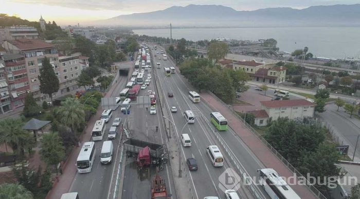 Makaslayan TIR yolu kapattı...