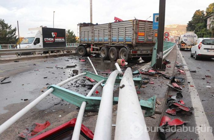 Makaslayan TIR yolu kapattı...