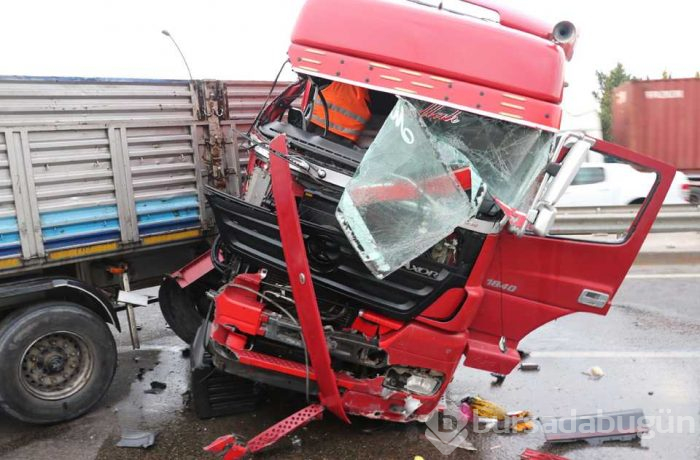 Makaslayan TIR yolu kapattı...