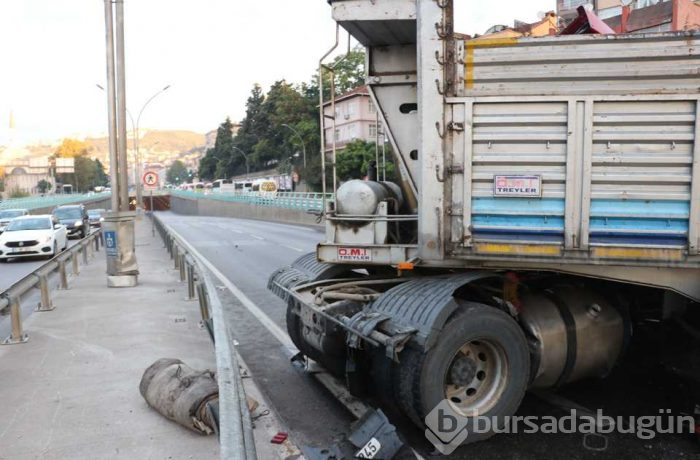 Makaslayan TIR yolu kapattı...