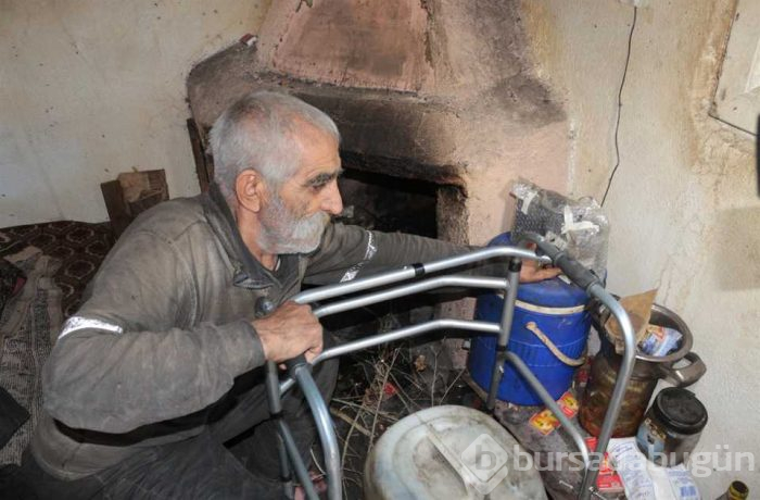 40 yıldır mağarada yaşayan adam kulübeye taşındı