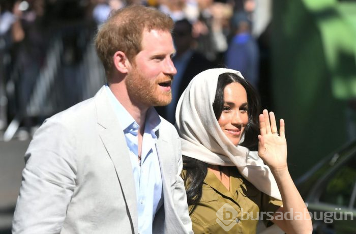 Meghan Markle camiye girerken başörtüsü taktı