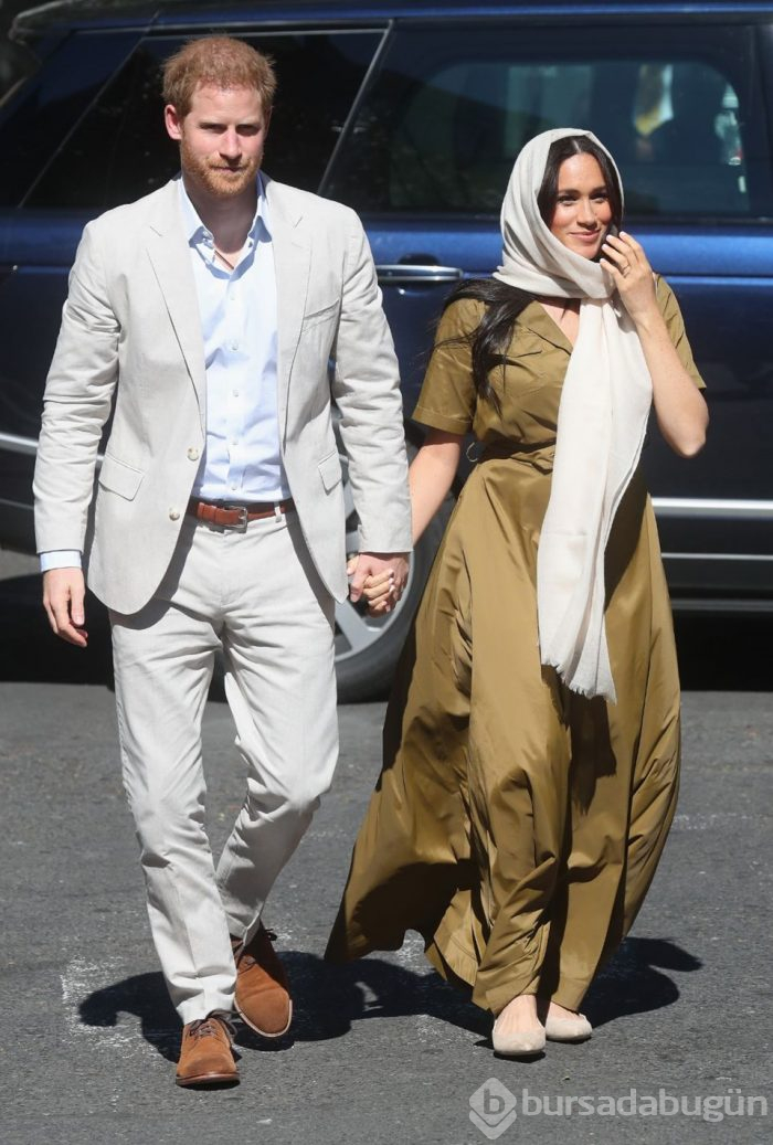 Meghan Markle camiye girerken başörtüsü taktı
