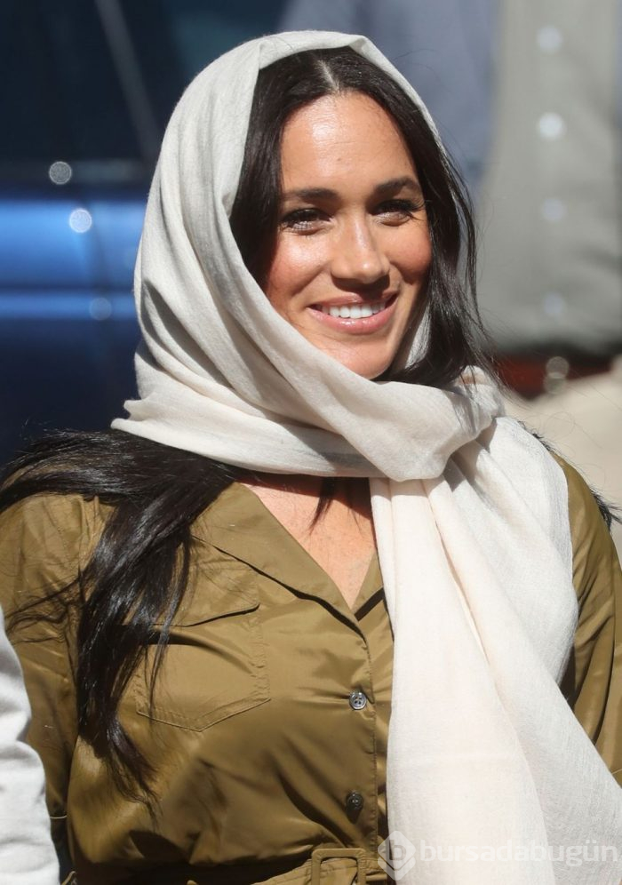Meghan Markle camiye girerken başörtüsü taktı