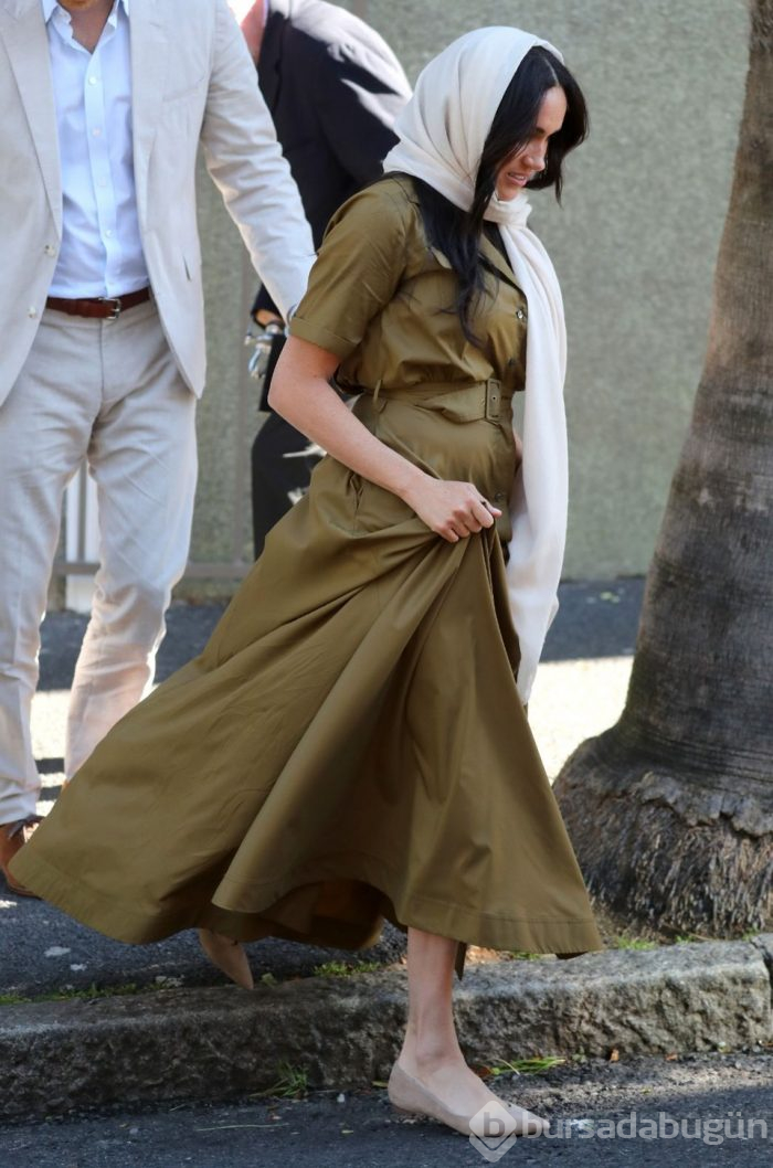 Meghan Markle camiye girerken başörtüsü taktı