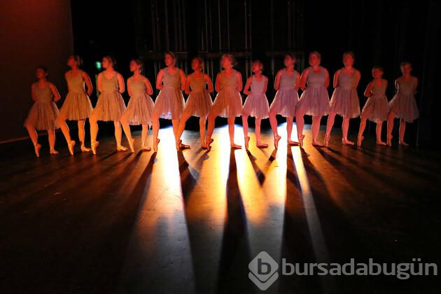 Sapık öğretmen yatakta basıldı! 15 yaşındaki öğrencisiyle...