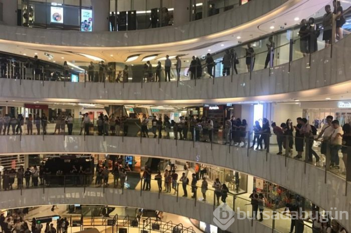 Eylemciler AVM'yi bastı! Polis müdahale etti