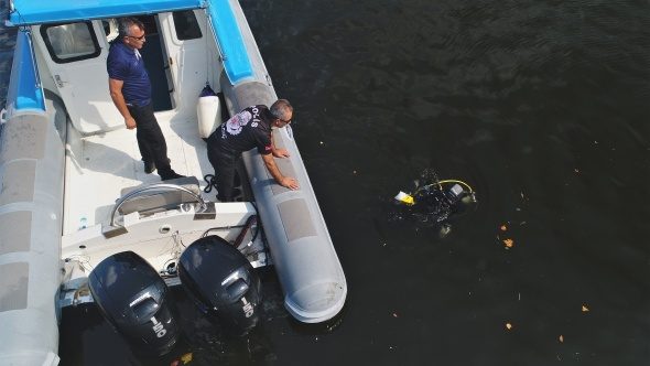 Kurbağa adamlar suçlulara göz açtırmıyor