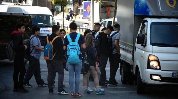 Kapı kapanmadı! Şaşırtan anlar kamerada