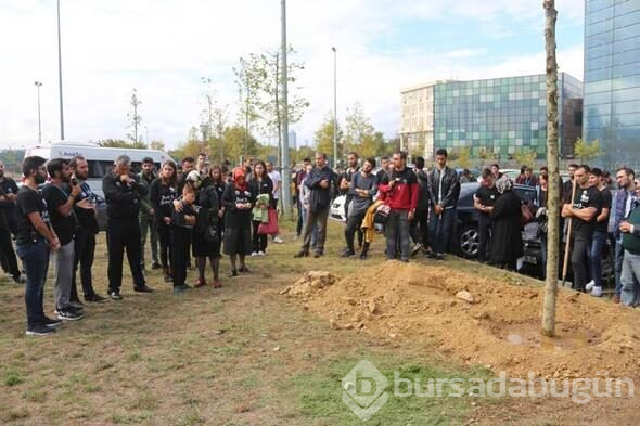 Halit Ayar için üniversitenin kampüsünde bir araya gelerek ağaç diktiler