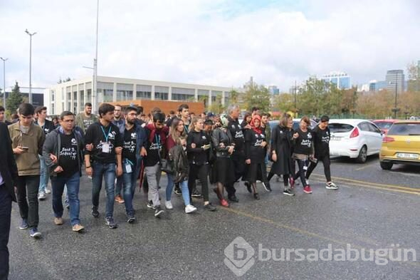 Halit Ayar için üniversitenin kampüsünde bir araya gelerek ağaç diktiler