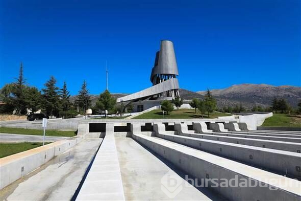 Süleyman Demirel'in anıt mezarı ziyarete açıldı