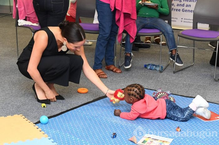 Meghan Markle oğlunun küçük kıyafetlerini bağışladı