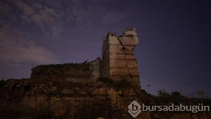 Tarihi İstanbul surları depremde ikiye ayrıldı!