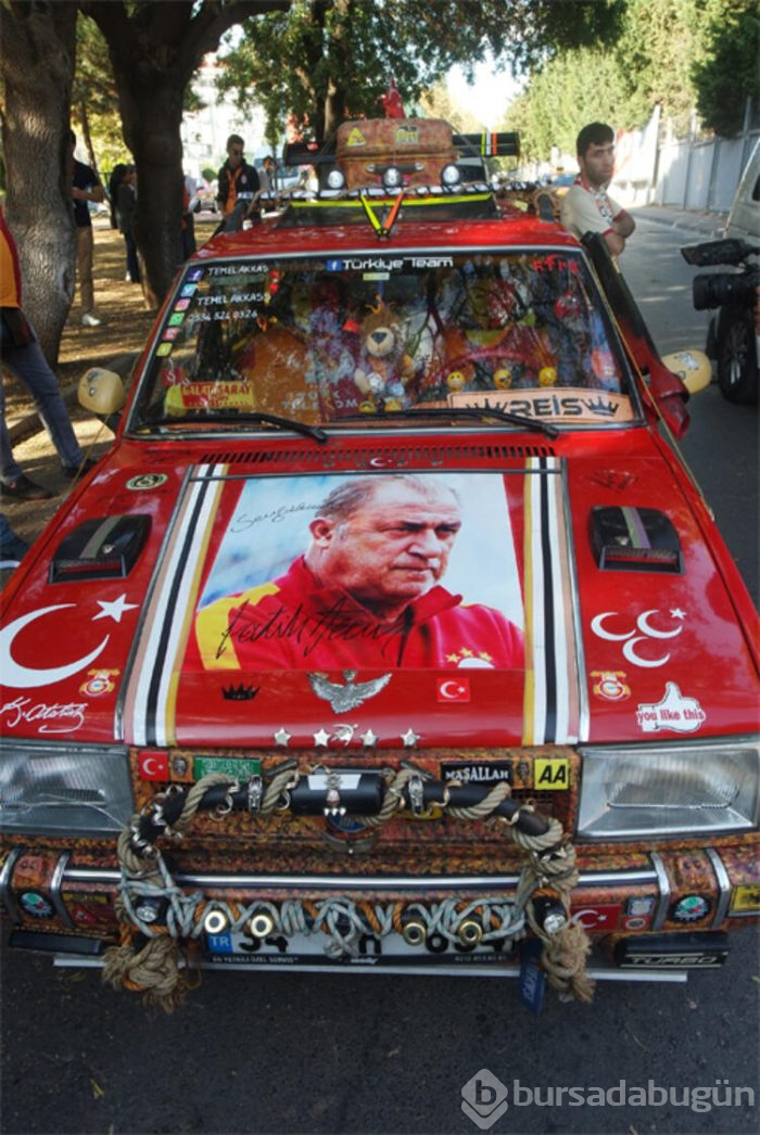 Galatasaraylı taraftar sevgisini aracına yansıttı