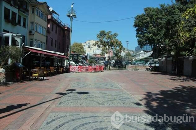 Çöken yolu lağım kokusu sardı