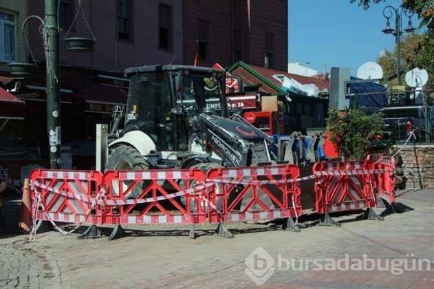 Çöken yolu lağım kokusu sardı