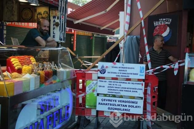 Çöken yolu lağım kokusu sardı