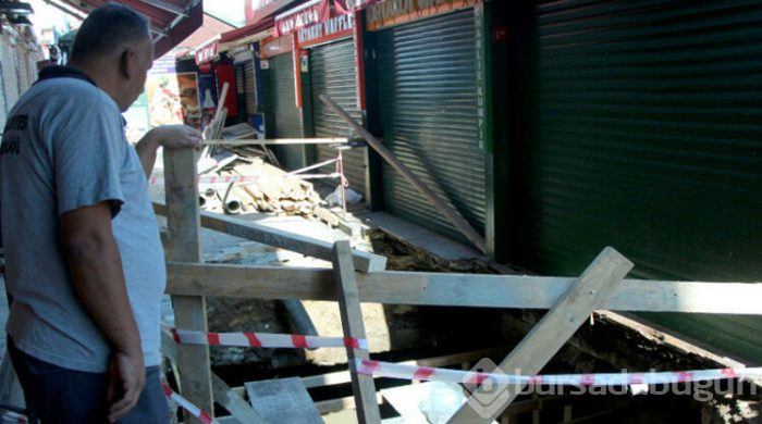 Çöken yolu lağım kokusu sardı