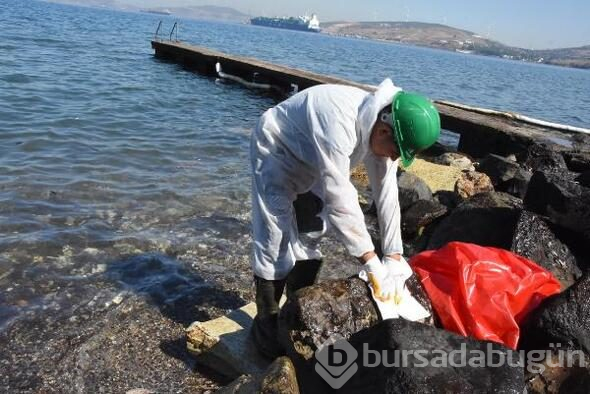 Petrol atığını 50 kişilik ekip temizliyor