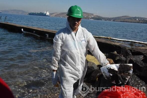 Petrol atığını 50 kişilik ekip temizliyor