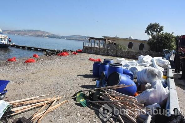 Petrol atığını 50 kişilik ekip temizliyor