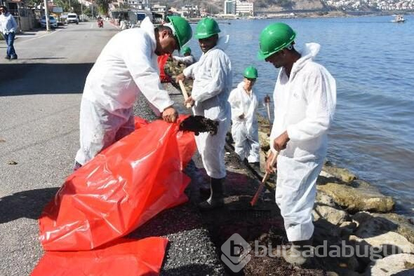 Petrol atığını 50 kişilik ekip temizliyor