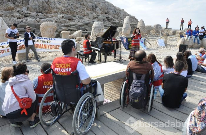Nemrut dağının zirvesinde "Çocuk Felcine Son" dediler
