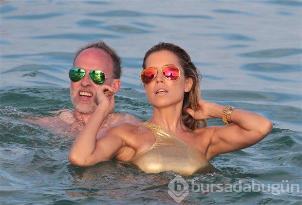Bikiniyle seksi pozlar...