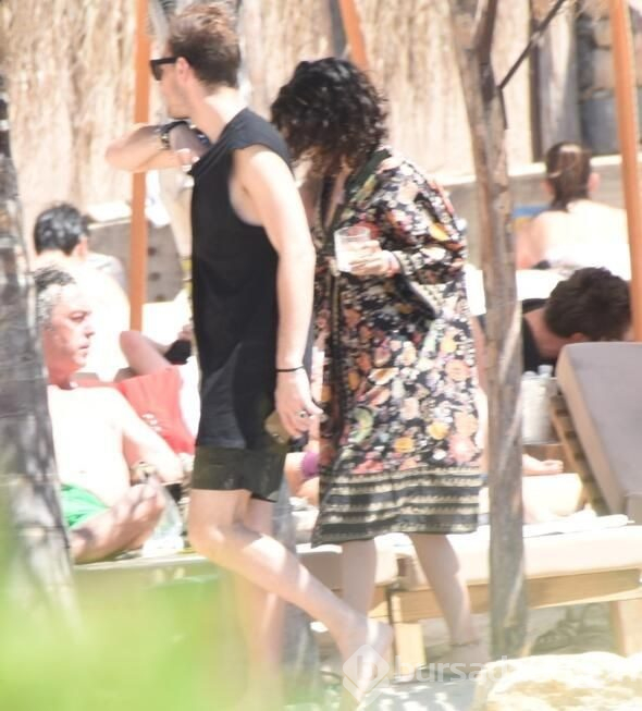 Beren Saat kafa karıştırdı