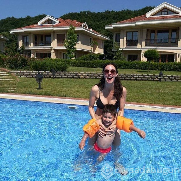 Defne Samyeli bikinili fotoğraflarıyla olay oldu!