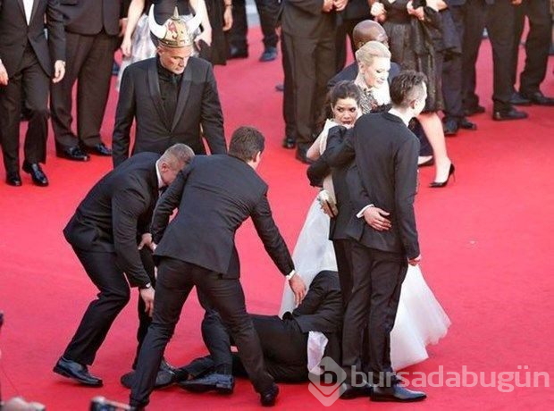 Gazeteci, şarkıcı Justin Timberlake'i defile öncesinde taciz etti