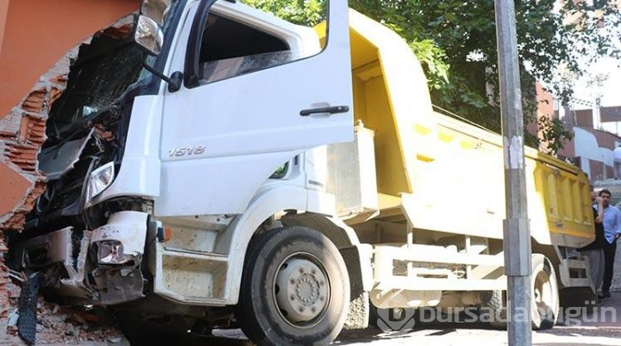 Kamyon binaya çarptı faciadan son anda kurtuldu!